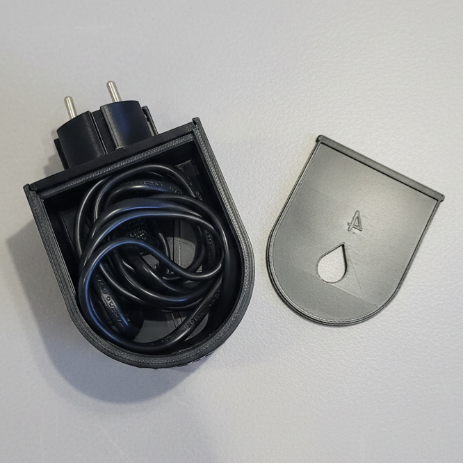 Kabelbox met stekker en logoplaat
